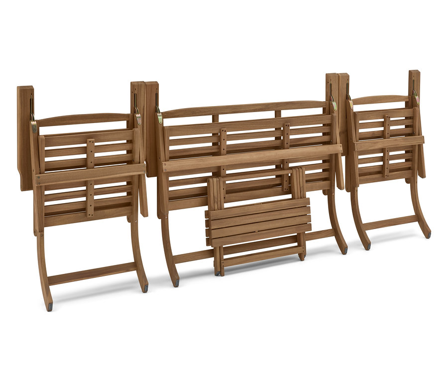 Tři složené dřevěné lavice stojí vedle sebe na bílém pozadí.