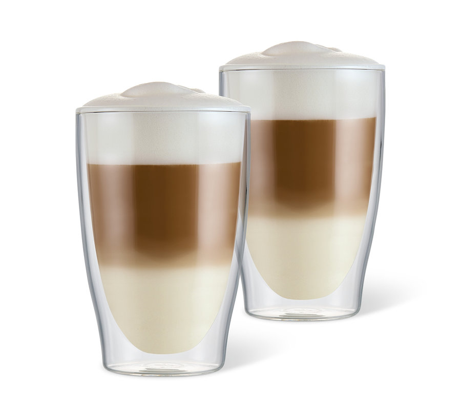 Dvě sklenice s latte macchiato s dvojitou stěnou.