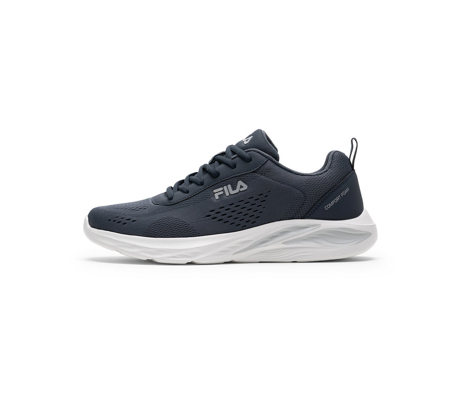 Tmavě šedá sportovní obuv s bílou podrážkou a tkaničkami, logo Fila na boku, nápis „Comfort Foam“ na patě.