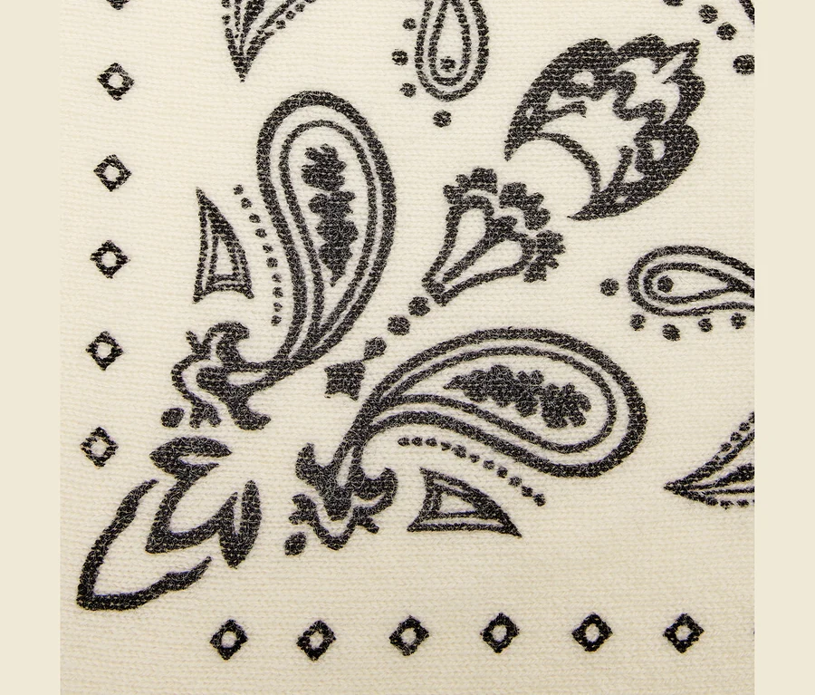 Pletený šátek bandana z vlny a kašmíru krémové barvy s černým paisley vzorem.
