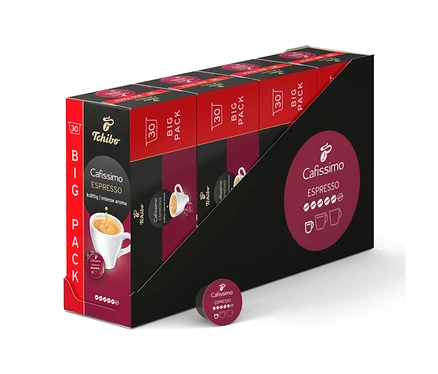 Černý stojan s několika červeno-černými baleními 30 kapslí Espresso silné. Před ním leží jedna tmavá kapsle.