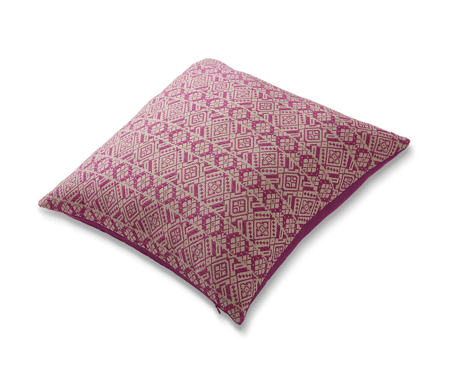 Fialový žakárový povlak na dekorační polštářek s geometrickým vzorem.