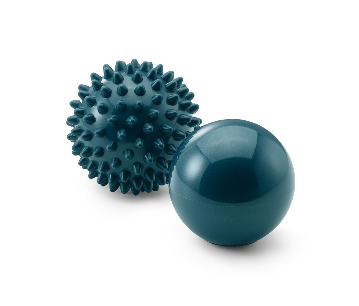 Dva modré masážní míčky na bílém pozadí. Jeden míček je hladký a druhý má výstupky. 