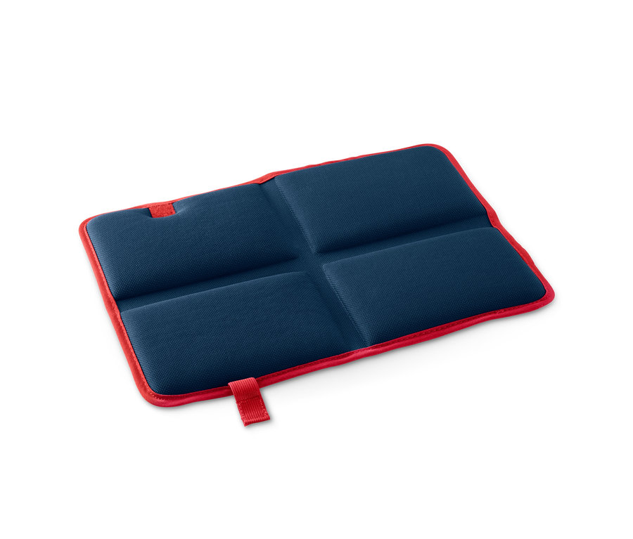 Skládací termopolštářek modré barvy s červeným lemem.