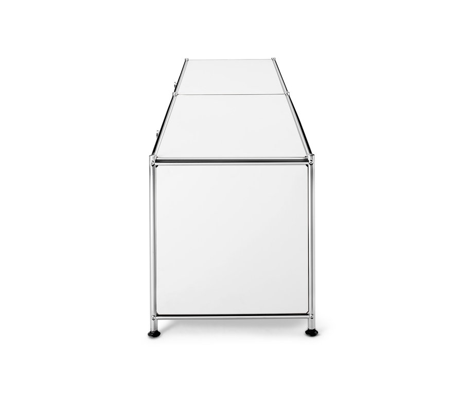 Nízká kovová skříňka se 2 výklopnými dvířky v bílé barvě.