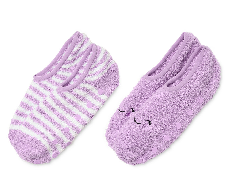 Dva páry fialových ponožkových papučí. Jeden pár má bílé pruhy, druhý pár má obličej.