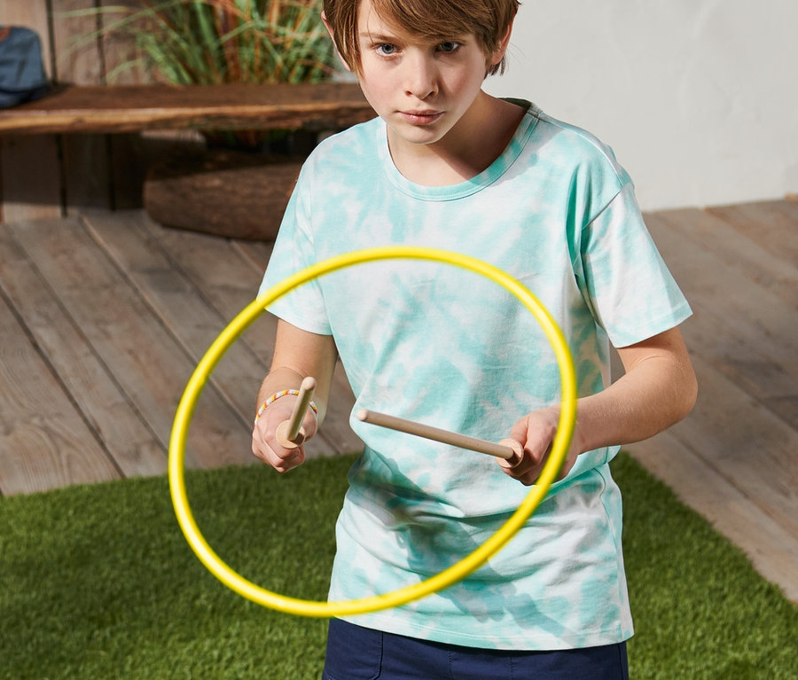 Chlapec hraje s létajícím kroužkem.