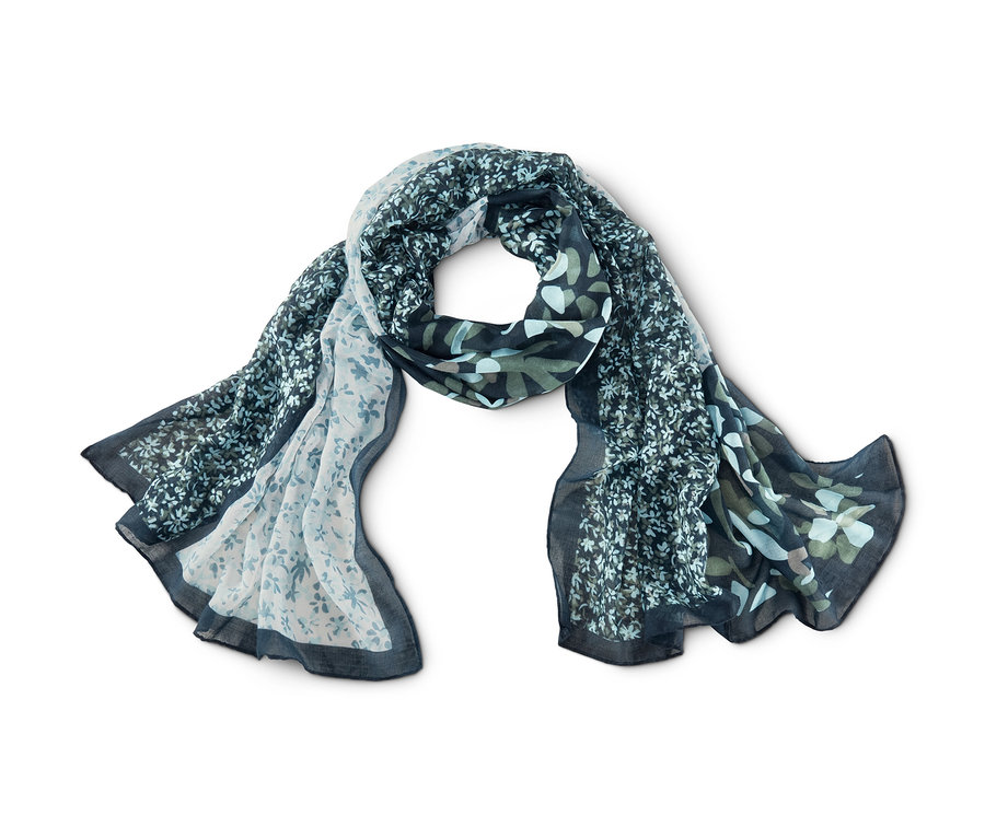 Modro-bílý tkaný šál s květinovým vzorem.