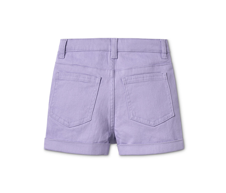 Detail zadní strany fialových šortek.