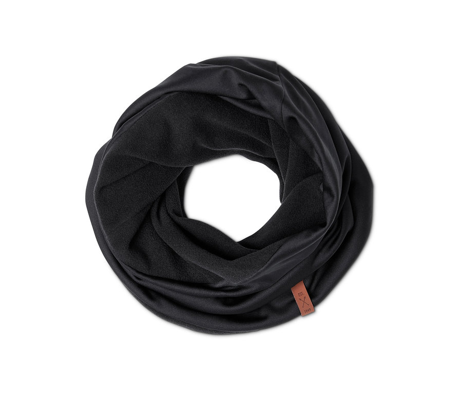 Detailní záběr na černý multifunkční šál a čepici stočenou do kruhu.