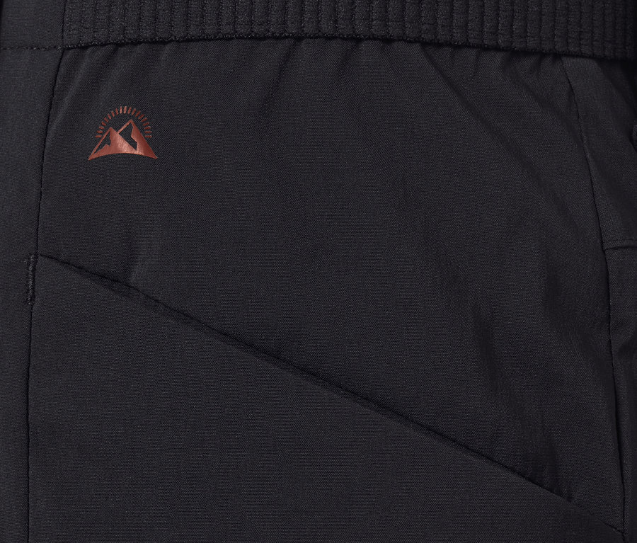 Detail funkčních turistických šortek.