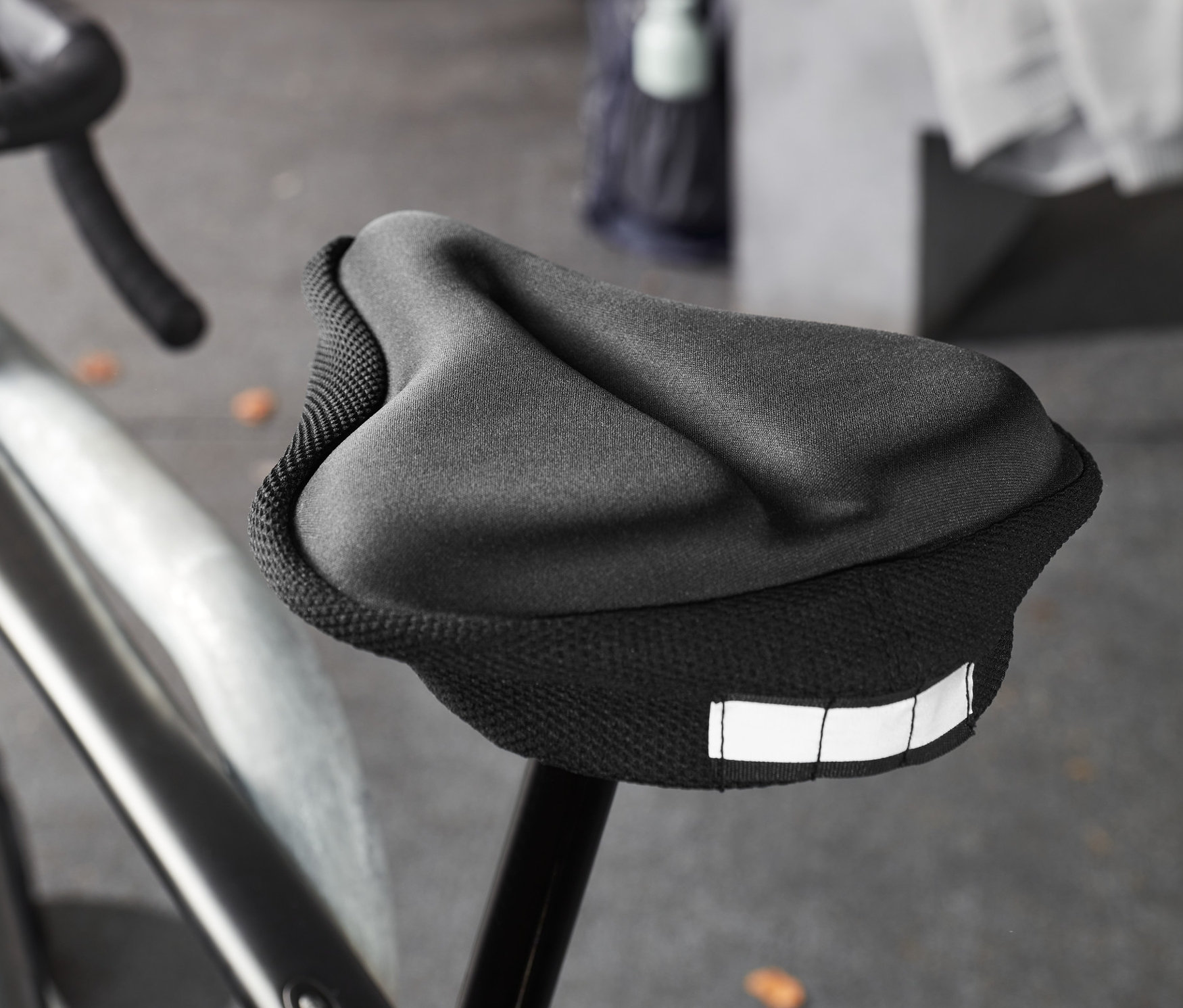 Detailní pohled na černé kolo s černým potahem na sedlo s paměťovou pěnou.