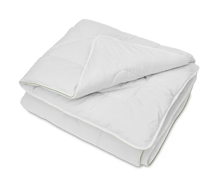 Složená bílá přikrývka irisette® greenline Duo s velbloudí srstí.