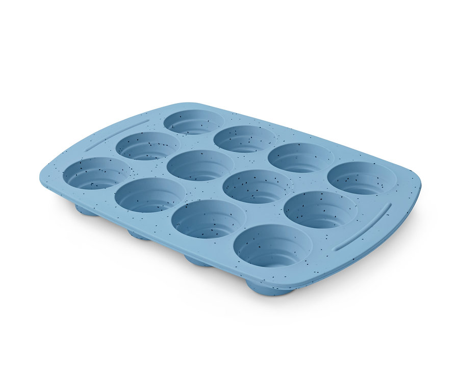 Světle modrá forma na muffiny s dvanácti prohlubněmi.