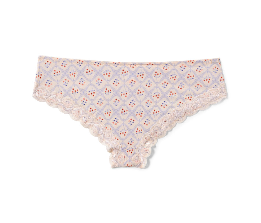 Krémové brazilské kalhotky s květinovým potiskem na bílém pozadí.