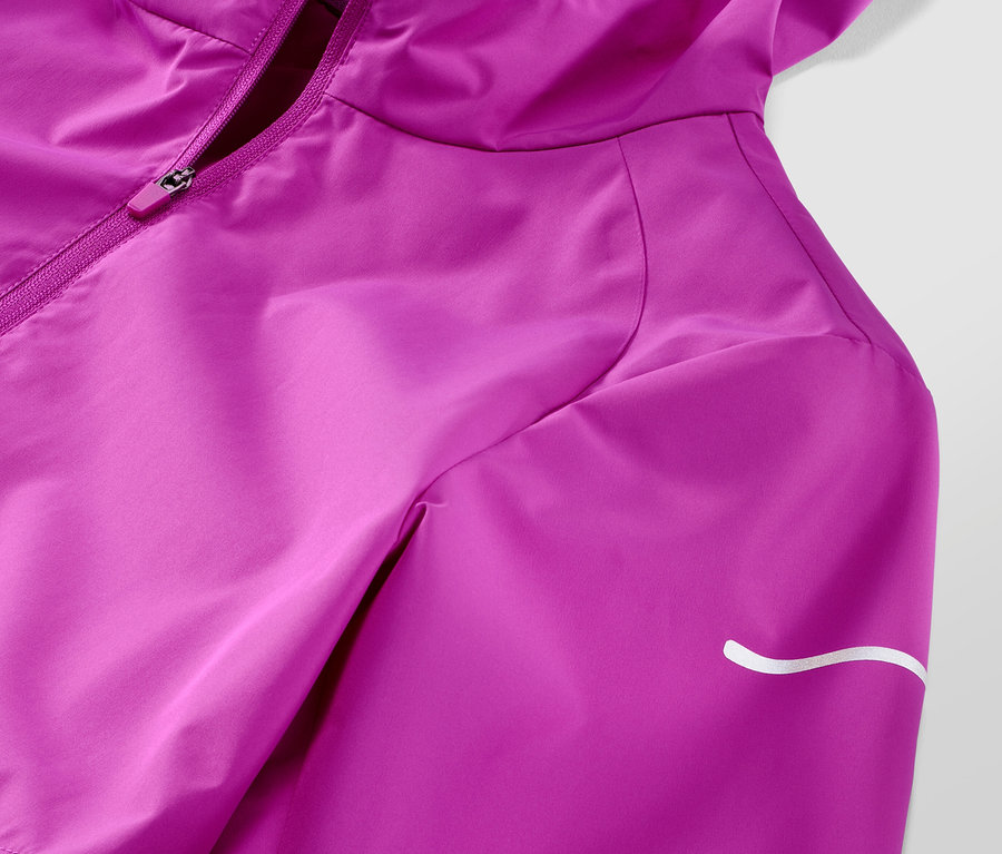 Detail neonové bobulové větruvzdorné běžecké bundy.