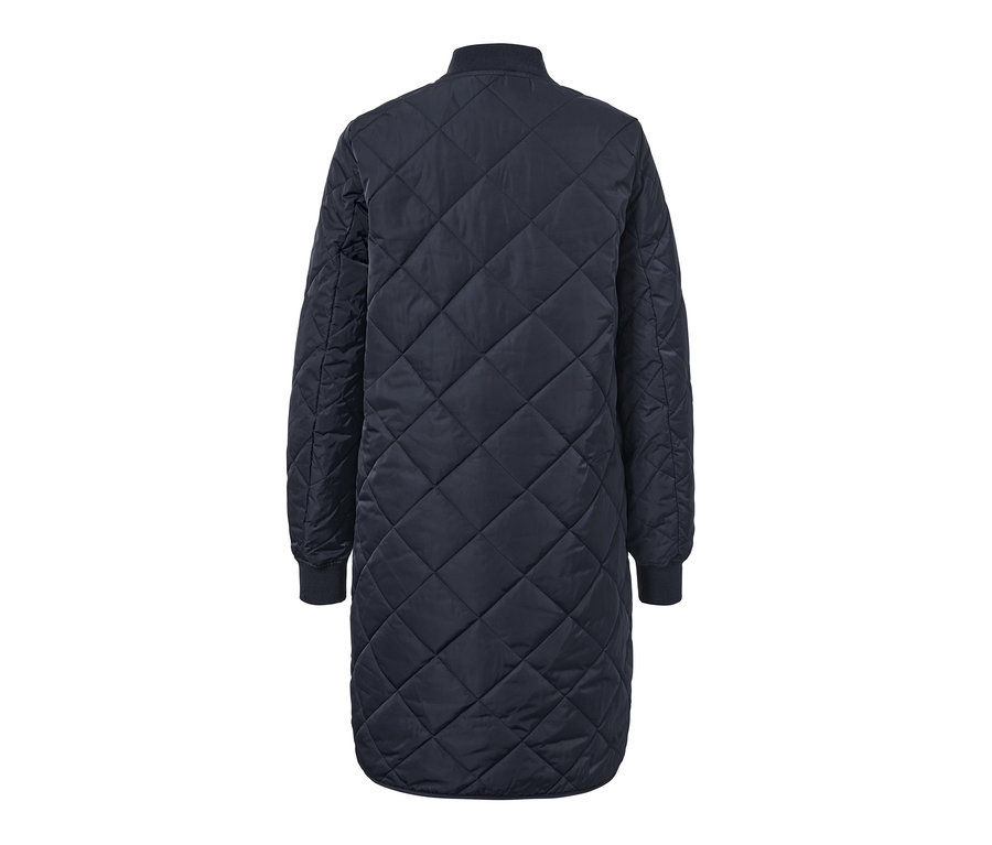 Prošívaný kabát zobrazený zezadu.