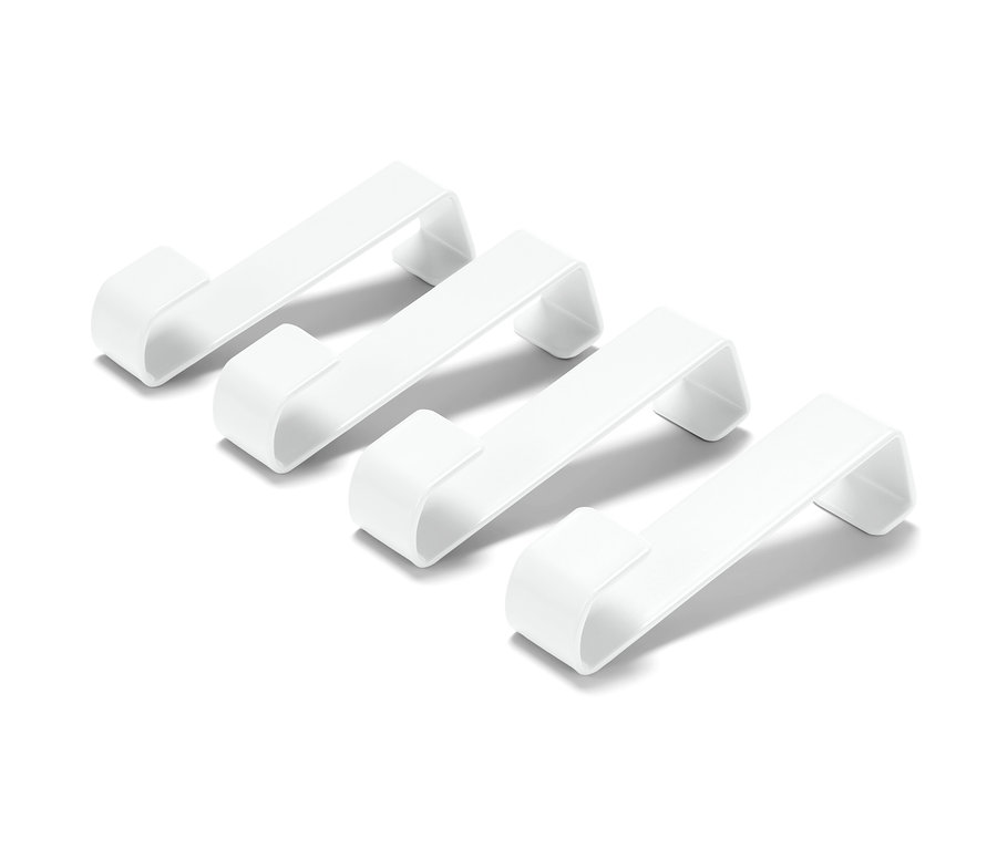 Čtyři bílé háčky na dveře.