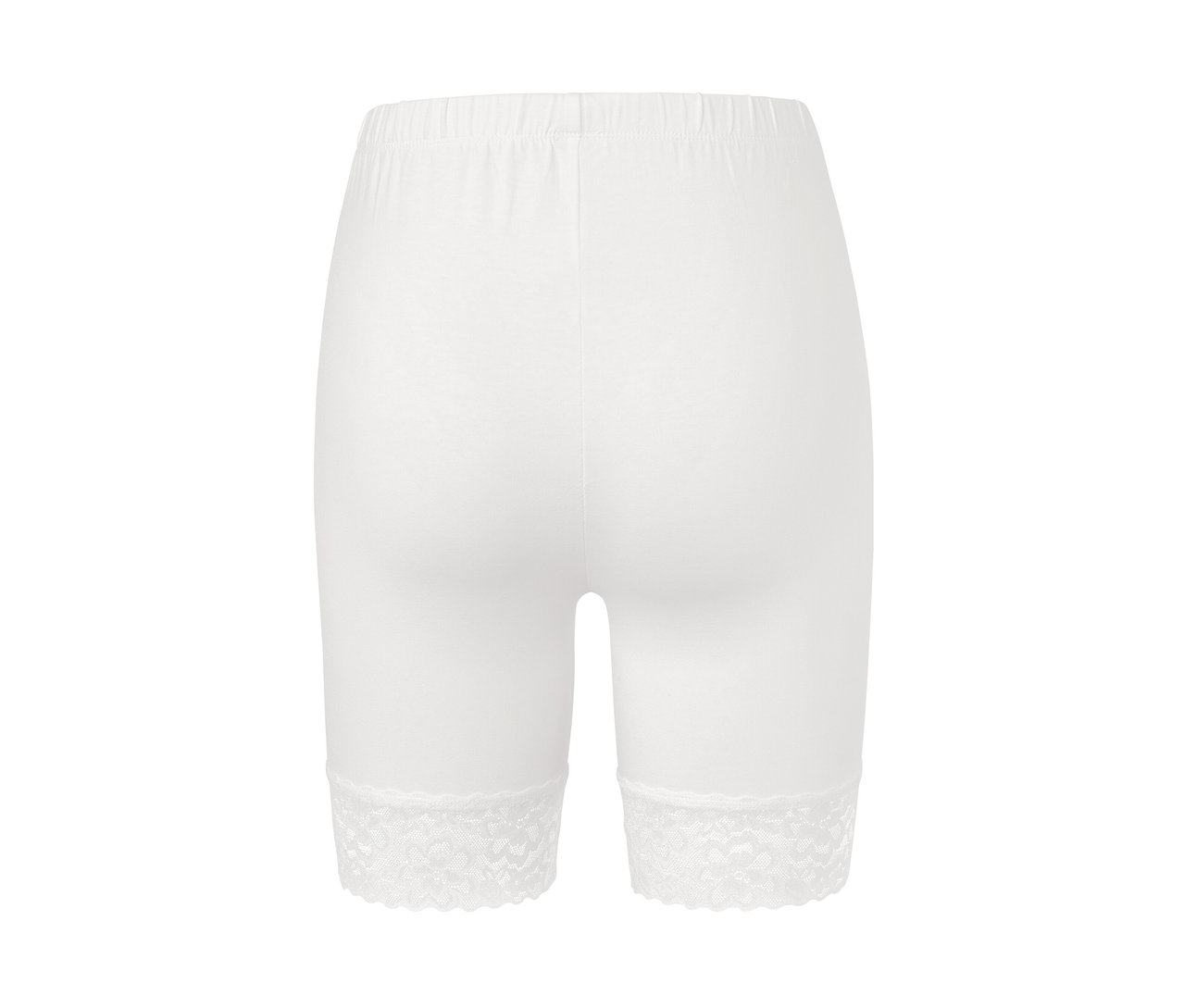 Detail zadní strany bílých cyklistických šortek s krajkovým lemem.