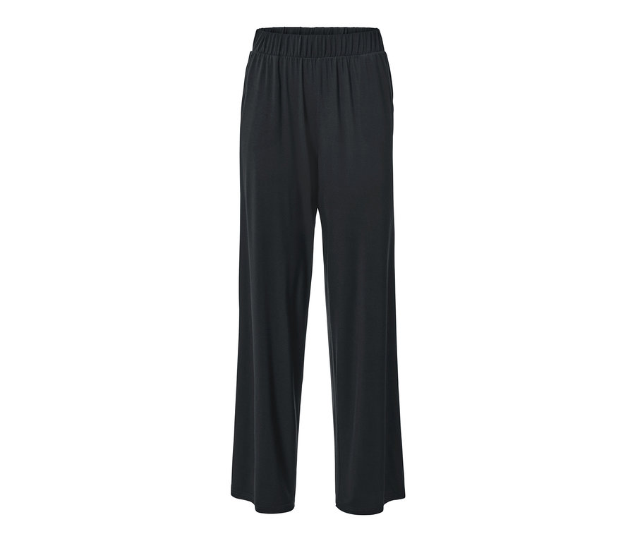 Černé kalhoty se širokými nohavicemi na bílém pozadí.