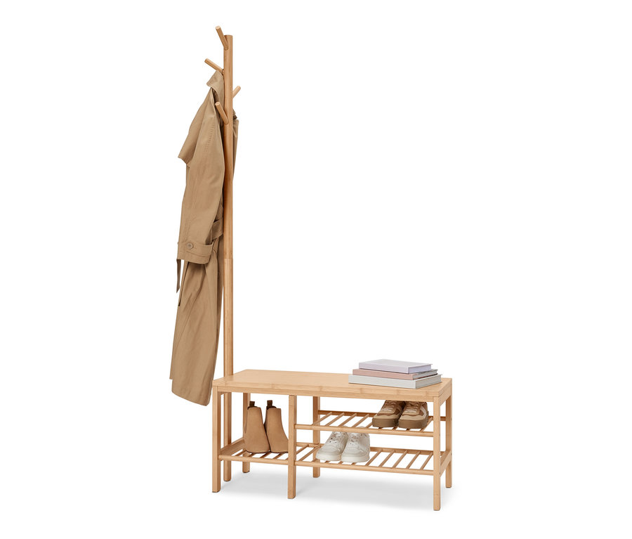 Lavice s věšákem na šaty z bambusu s botami a knihami.