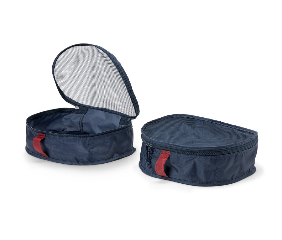 Dva modré organizéry do batohu, jeden otevřený a jeden zavřený.