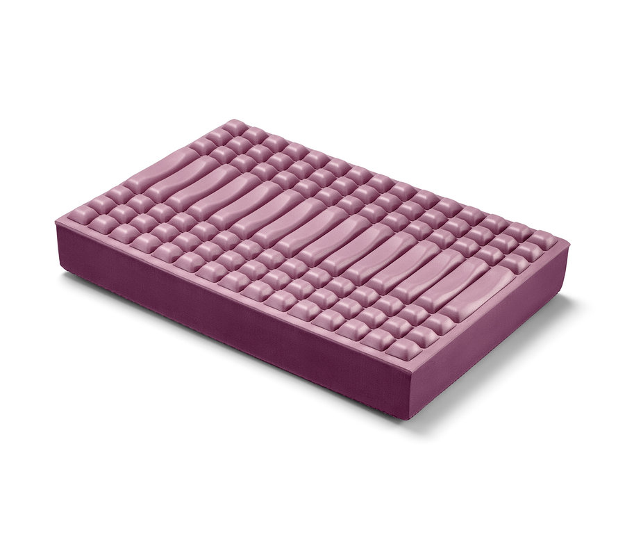 Fialová balanční a masážní podložka obdélníkového tvaru.
