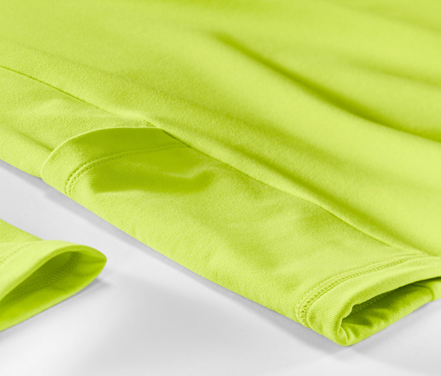 Detail neonově limetkového funkčního termotrika.