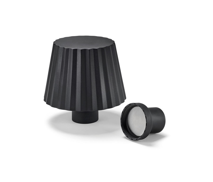 Černé LED svítidlo na láhve a jeho víčko leží vedle sebe na bílém pozadí.