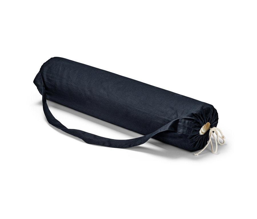 Srolovaná podložka na jógu se střižní vlnou v tmavě modrém obalu s popruhem.