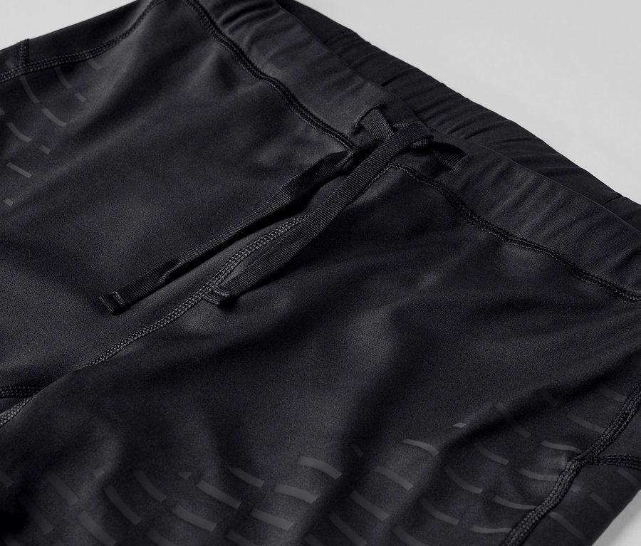 Detailní záběr na černé běžecké legíny.