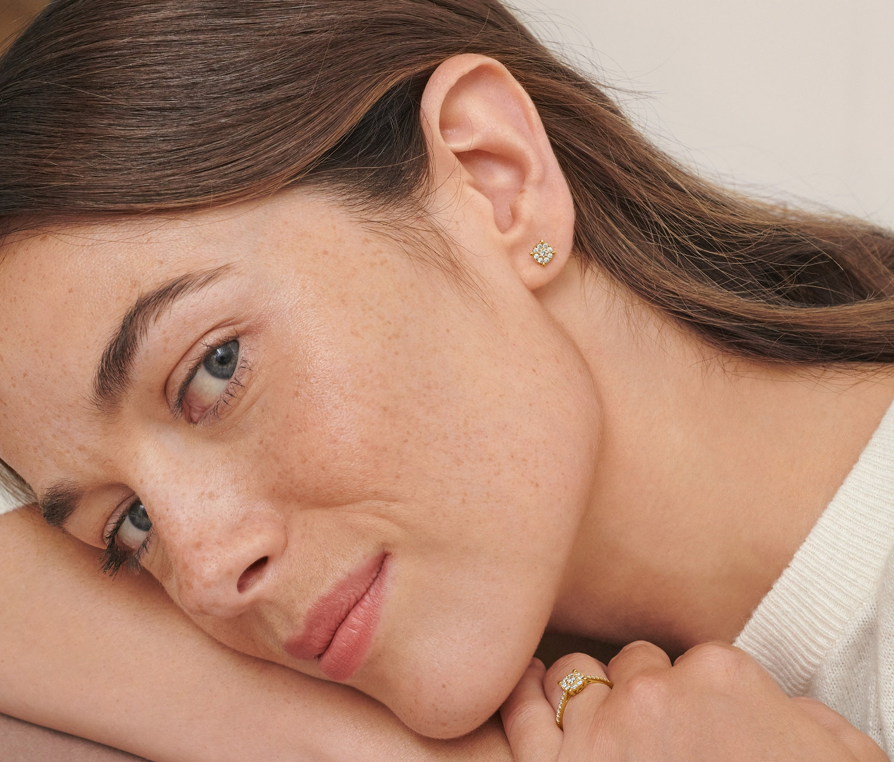 Portrét ženy s diamantovými náušnicemi a prstenem ze zlata 585.