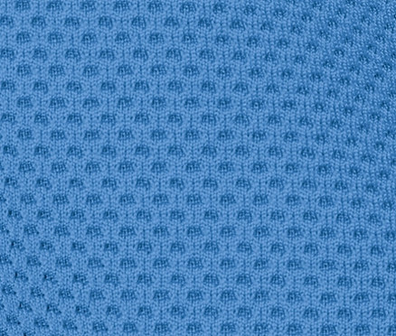 Detailní záběr chladivé sportovní osušky v nebesky modré barvě.