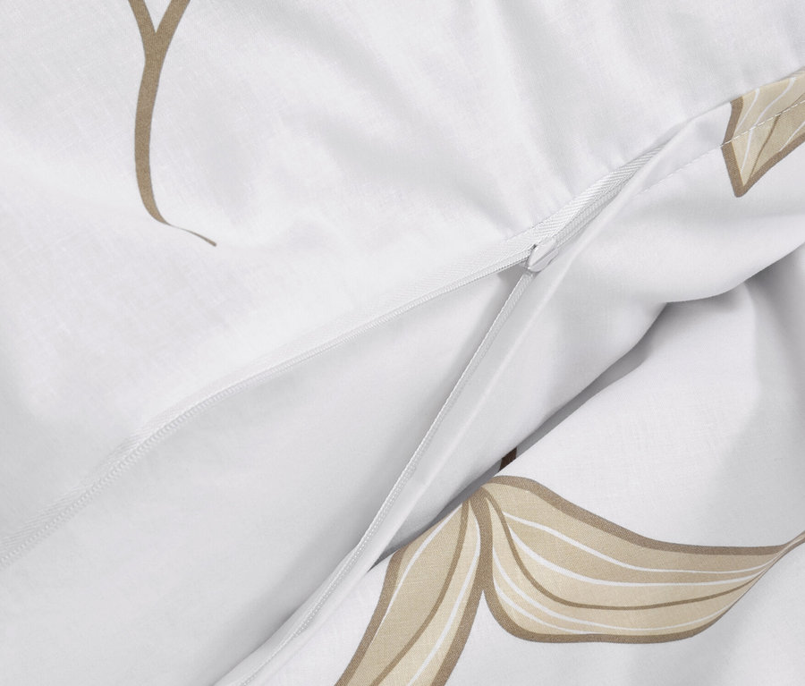 Detail renforcé povlečení se zipem a béžovým květinovým vzorem.