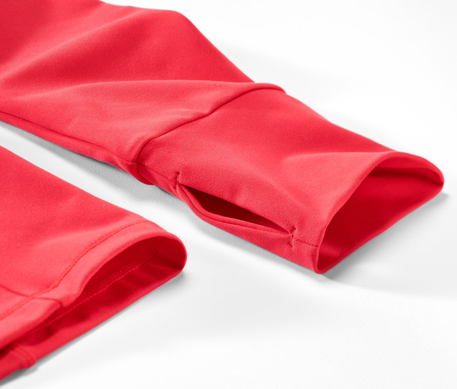 Detail červené sportovní bundy.