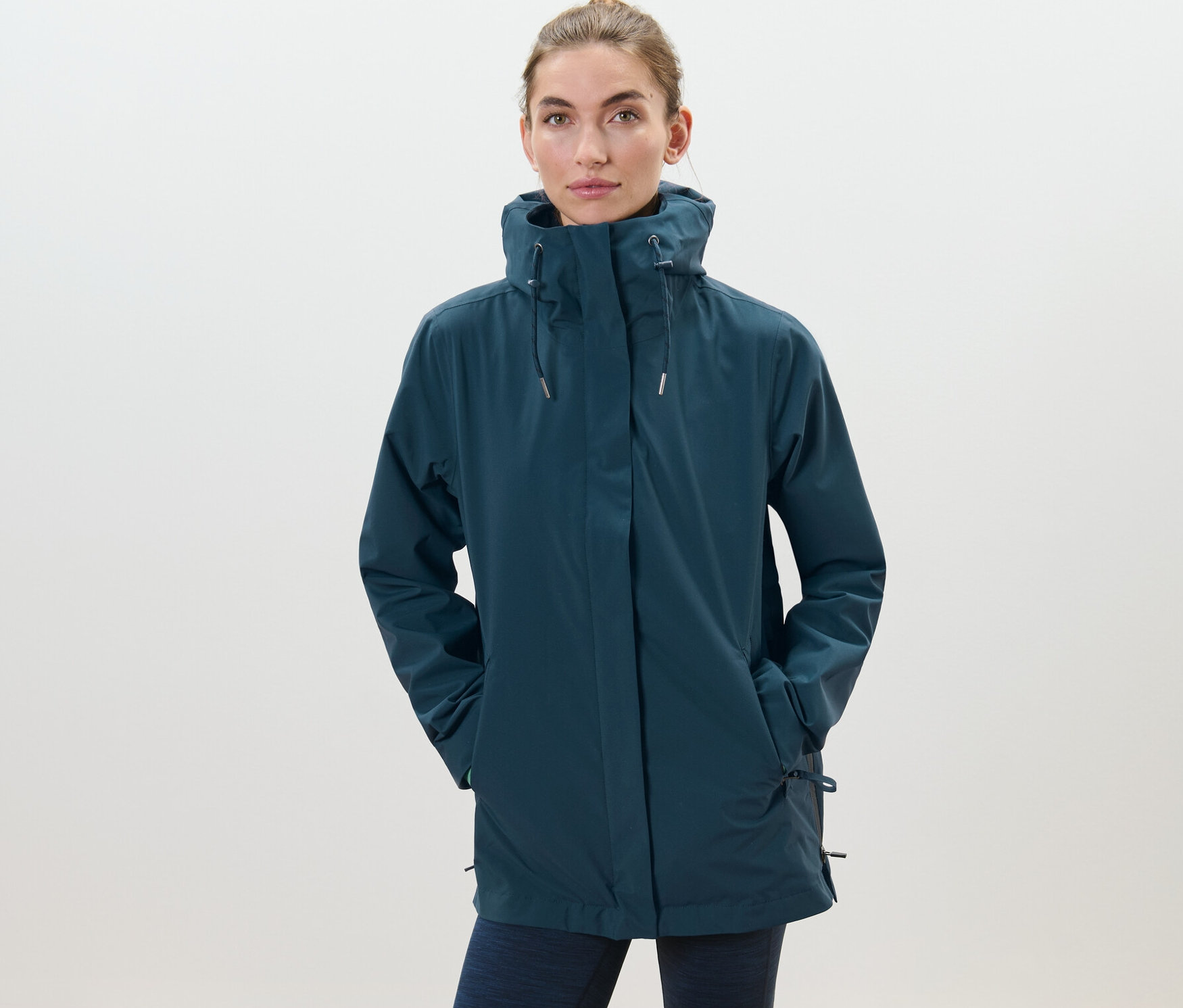 Žena má na sobě bundu do deště 3 v 1.