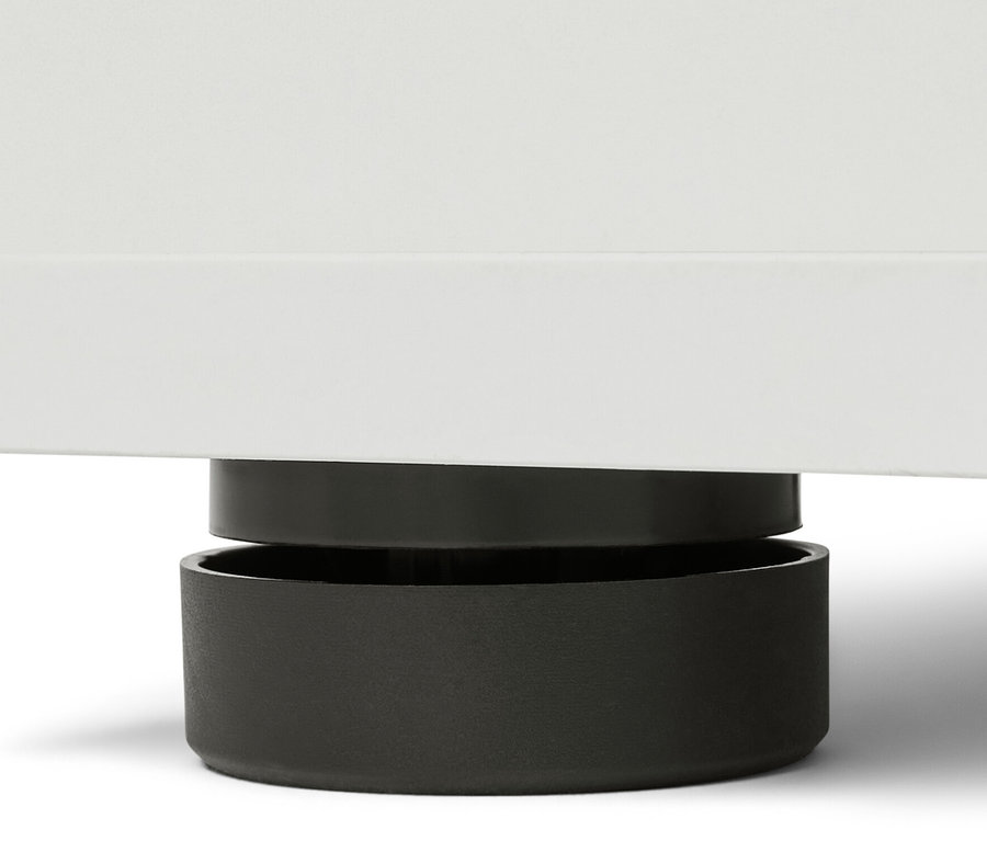 Detail nohy regálu na pračku s bočním úložným prostorem.