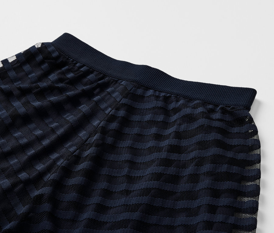 Detailní pohled na síťovanou sukni.