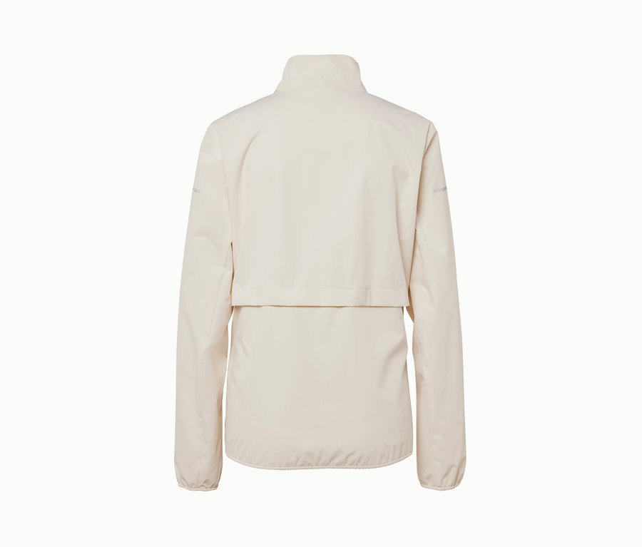 Krémová větruvzdorná běžecká bunda zezadu.