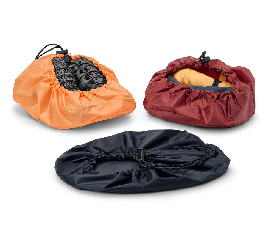 Tři balicí vaky v oranžové, bordó a tmavě modré barvě.