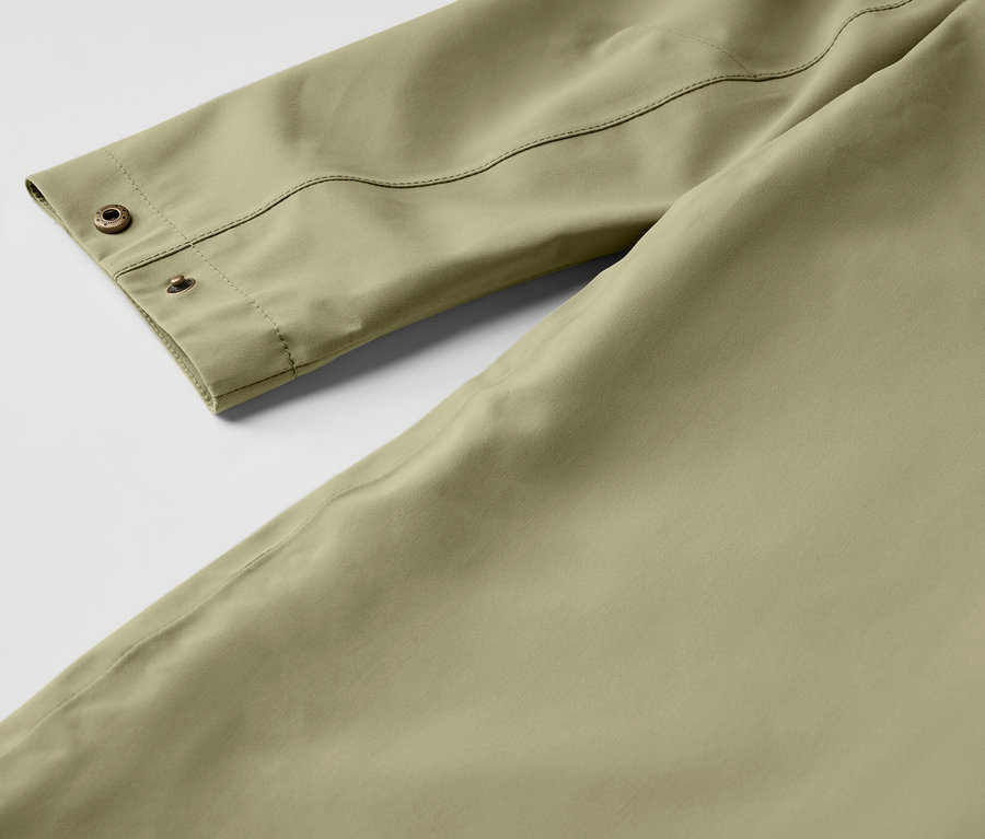 Detail khaki kabátu do deště.