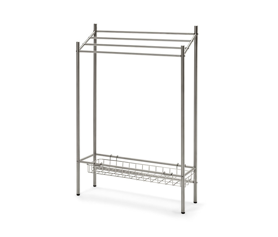 Stříbrný kovový držák na ručníky se třemi tyčemi nahoře a drátěným košem dole.