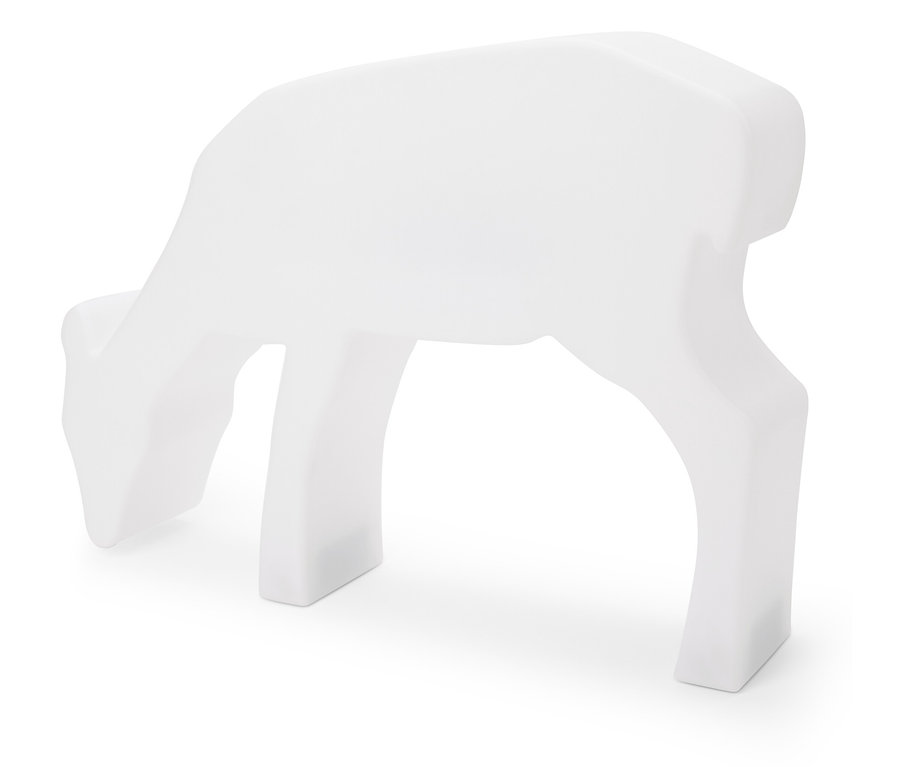 Bílá soška jelena pasoucího se na bílém pozadí.