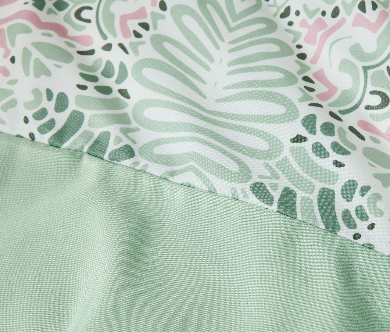 Detail zeleného povlečení z mikrovlákna standardní velikosti s potiskem.