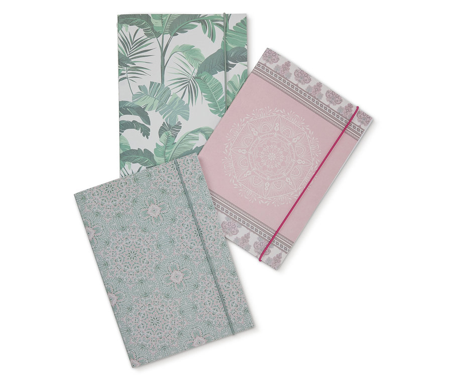 Tři poznámkové bloky s různými vzory.