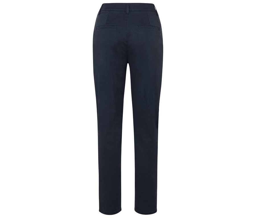 Zadní pohled na tmavě modré kalhoty.