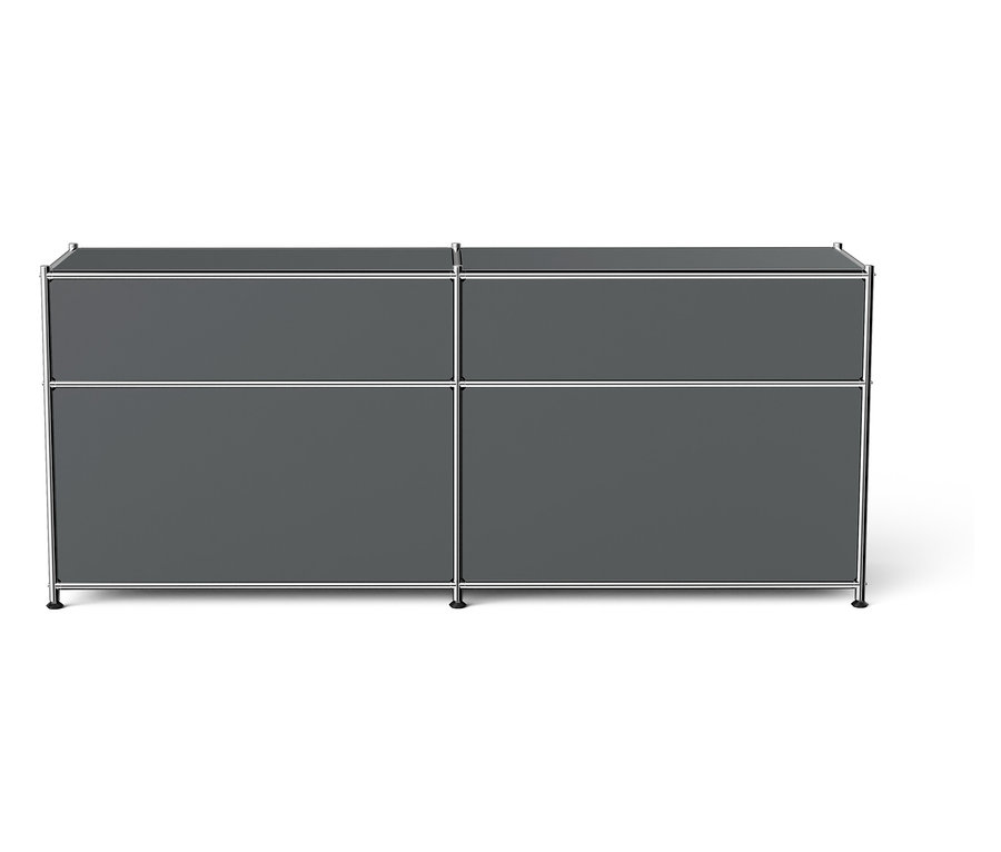 Šedá skříňka se čtyřmi policemi a kovovým rámem.