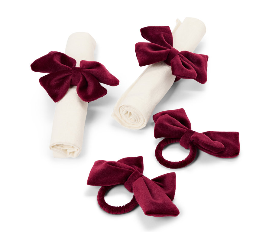 Dva ubrousky s vínovými sametovými mašlemi a dva samostatné prsteny na ubrousky s vínovými mašlemi.