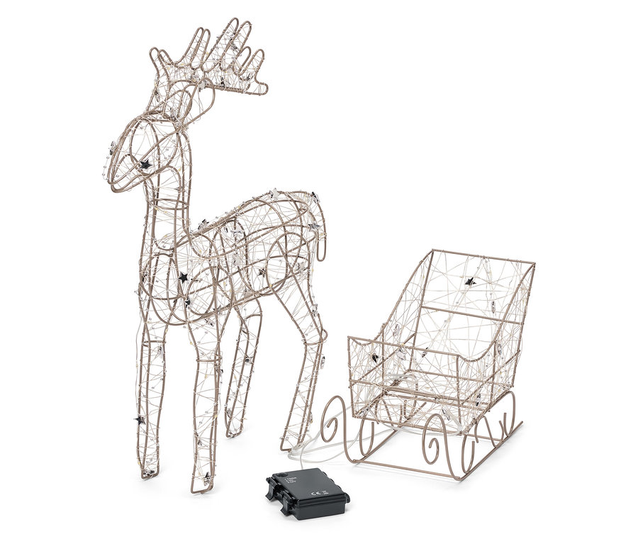 Drátěný sob a saně s hvězdami a černou baterií na bílém pozadí.