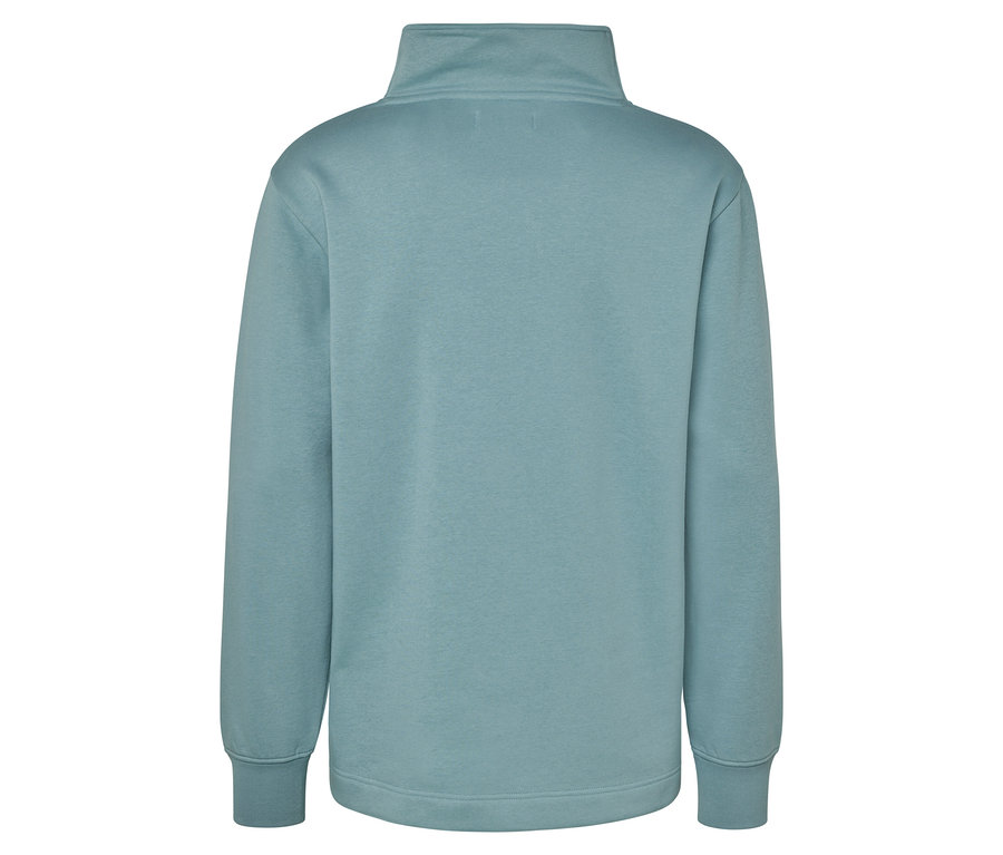 Zadní strana světle modré mikiny se zipem u krku.